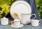Set de platos, tazas y teteras de cerámica.