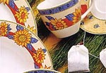 Plato sy tazas de porcelana coloreada.