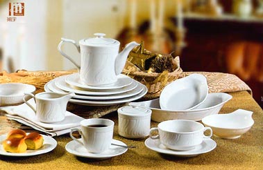 Set de tazas, platos y accesorios d eporcelana para el hogar.